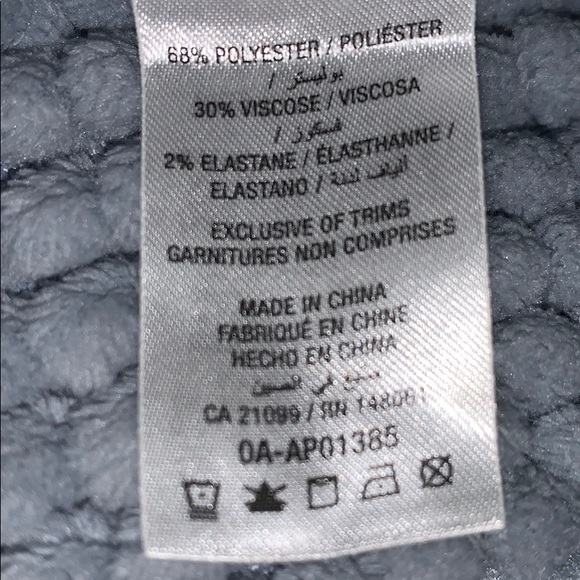 White shortsleeve top w/black collar - Picture 5 of 5